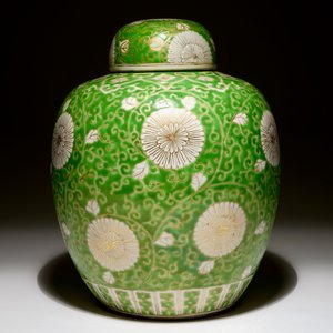 Un pot à gingembre couvert en porcelaine de Chine en citron vert et doré, 19/20ème — photo 4