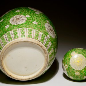 Un pot à gingembre couvert en porcelaine de Chine en citron vert et doré, 19/20ème — photo 6