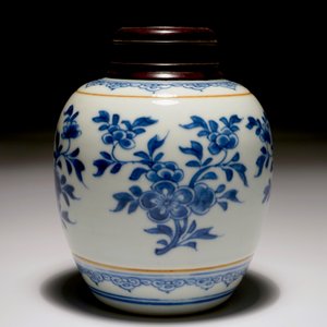 Un pot à gingembre en porcelaine de Chine bleu et blanc à couvercle en bois, Kangxi — photo 2