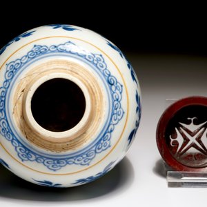 Un pot à gingembre en porcelaine de Chine bleu et blanc à couvercle en bois, Kangxi — photo 6