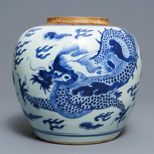 Un pot à gingembre en porcelaine de Chine bleu et blanc à décor d'un dragon, Kangxi — photo 1