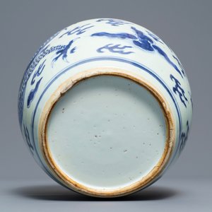Un pot à gingembre en porcelaine de Chine bleu et blanc à décor d'un dragon, Kangxi — photo 6