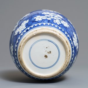 Un pot à gingembre en porcelaine de Chine bleu et blanc, Kangxi — photo 6