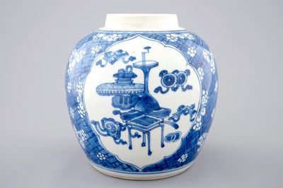 Un pot à gingembre en porcelaine de Chine bleu et blanc, Kangxi