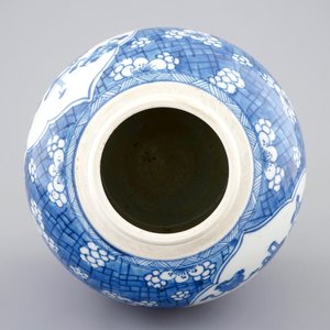Un pot à gingembre en porcelaine de Chine bleu et blanc, Kangxi — photo 5