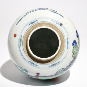Un pot à gingembre en porcelaine de Chine doucai, Kangxi ou postérieur — photo 6