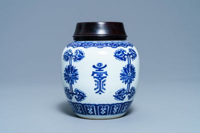 Un pot à gingembre en porcelaine de Chine en bleu et blanc à décor de caractères Shou, Kangxi