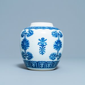 Un pot à gingembre en porcelaine de Chine en bleu et blanc à décor de caractères Shou, Kangxi — photo 4