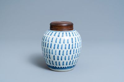 Un pot à gingembre en porcelaine de Chine en bleu et blanc à décor de caractères Shou, Kangxi