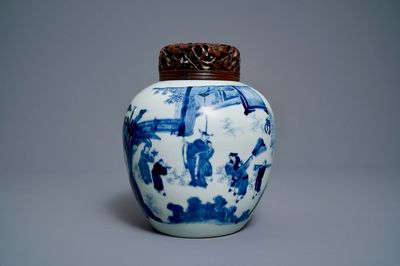 Un pot à gingembre en porcelaine de Chine en bleu et blanc à décor de figures dans un paysage et à couvercle en bois, époque Transition