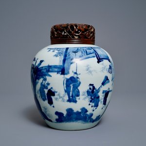 Un pot à gingembre en porcelaine de Chine en bleu et blanc à décor de figures dans un paysage et à couvercle en bois, époque Transition — photo 1