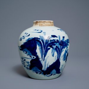 Un pot à gingembre en porcelaine de Chine en bleu et blanc à décor de figures dans un paysage et à couvercle en bois, époque Transition — photo 5