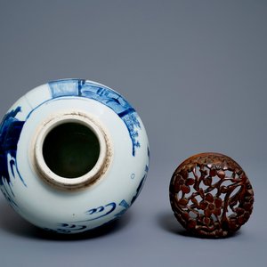 Un pot à gingembre en porcelaine de Chine en bleu et blanc à décor de figures dans un paysage et à couvercle en bois, époque Transition — photo 6