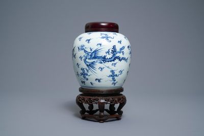 Un pot à gingembre en porcelaine de Chine en bleu et blanc à décor d'un dragon et un phénix, Kangxi