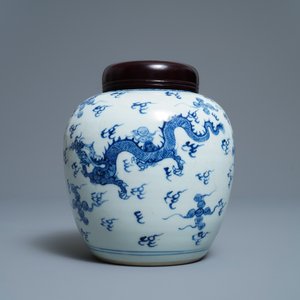 Un pot à gingembre en porcelaine de Chine en bleu et blanc à décor d'un dragon et un phénix, Kangxi — photo 2