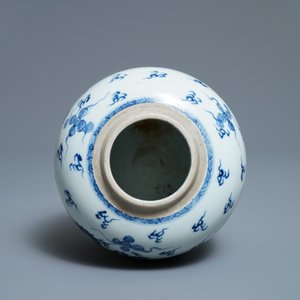 Un pot à gingembre en porcelaine de Chine en bleu et blanc à décor d'un dragon et un phénix, Kangxi — photo 8
