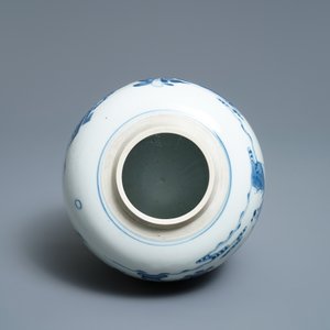 Un pot à gingembre en porcelaine de Chine en bleu et blanc à décor figuratif, Kangxi — photo 5