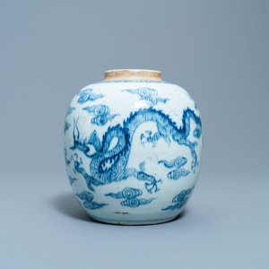 Un pot à gingembre en porcelaine de Chine en bleu et blanc, Yongzheng — photo 3