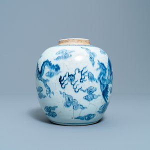 Un pot à gingembre en porcelaine de Chine en bleu et blanc, Yongzheng — photo 4