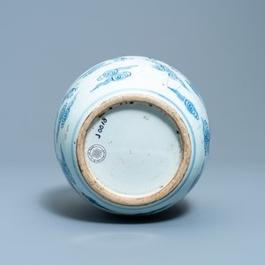 Un pot à gingembre en porcelaine de Chine en bleu et blanc, Yongzheng — photo 8