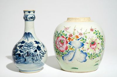 Un pot à gingembre en porcelaine de Chine famille rose et une bouteille en bleu et blanc, Qianlong/Jiaqing