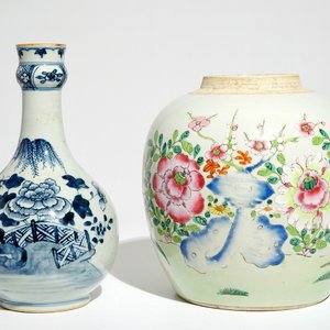 Un pot à gingembre en porcelaine de Chine famille rose et une bouteille en bleu et blanc, Qianlong/Jiaqing — photo 1