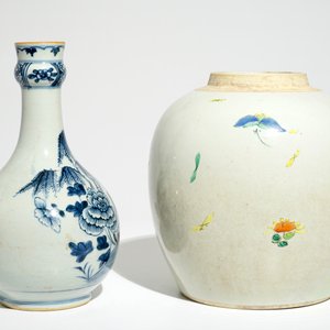 Un pot à gingembre en porcelaine de Chine famille rose et une bouteille en bleu et blanc, Qianlong/Jiaqing — photo 3
