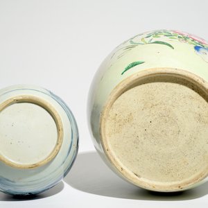 Un pot à gingembre en porcelaine de Chine famille rose et une bouteille en bleu et blanc, Qianlong/Jiaqing — photo 5