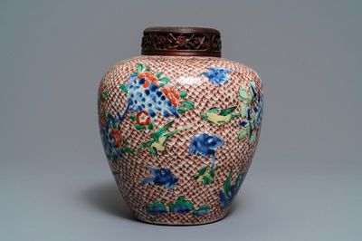 Un pot à gingembre en porcelaine de Chine wucai, époque Transition