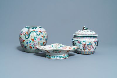 Un pot à gingembre, un kamcheng et un bol sur piedouche en porcelaine de Chine famille rose, 19ème