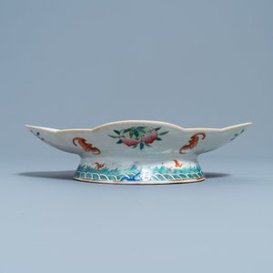 Un pot à gingembre, un kamcheng et un bol sur piedouche en porcelaine de Chine famille rose, 19ème — photo 4
