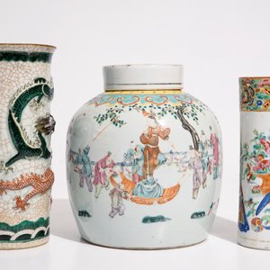 Un pot à gingembre, un pot à pinceaux et un vase aux dragons en porcelaine de Chine, 19ème — photo 2