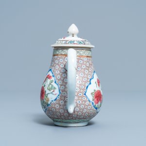 Un pot à lait couvert en porcelaine de Chine famille rose à décor d'un coq, Yongzheng — photo 3