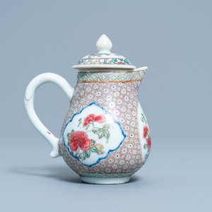 Un pot à lait couvert en porcelaine de Chine famille rose à décor d'un coq, Yongzheng — photo 4
