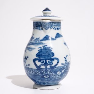Un pot à lait en porcelaine de Chine bleu et blanc, Qianlong — photo 3