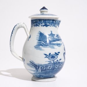 Un pot à lait en porcelaine de Chine bleu et blanc, Qianlong — photo 4