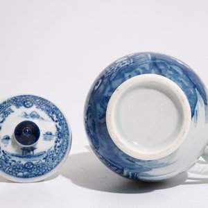 Un pot à lait en porcelaine de Chine bleu et blanc, Qianlong — photo 6