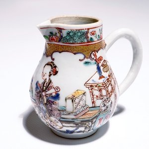 Un pot à lait en porcelaine de Chine famille rose, Yongzheng — photo 1