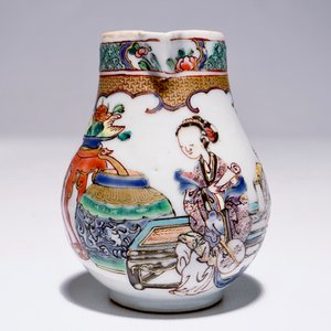 Un pot à lait en porcelaine de Chine famille rose, Yongzheng — photo 3