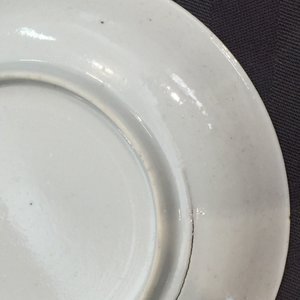 Un pot à lait et une soucoupe en porcelaine de Chine famille rose, Yongzheng, 1723-1735 — photo 12