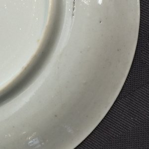 Un pot à lait et une soucoupe en porcelaine de Chine famille rose, Yongzheng, 1723-1735 — photo 13