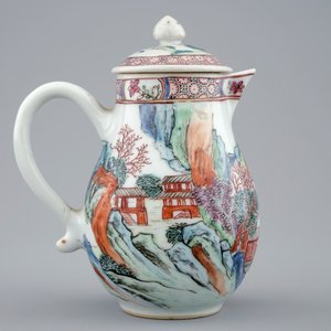 Un pot à lait et une soucoupe en porcelaine de Chine famille rose, Yongzheng, 1723-1735 — photo 2