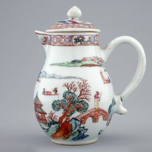Un pot à lait et une soucoupe en porcelaine de Chine famille rose, Yongzheng, 1723-1735 — photo 4