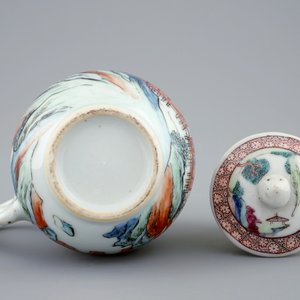 Un pot à lait et une soucoupe en porcelaine de Chine famille rose, Yongzheng, 1723-1735 — photo 6