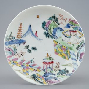Un pot à lait et une soucoupe en porcelaine de Chine famille rose, Yongzheng, 1723-1735 — photo 7