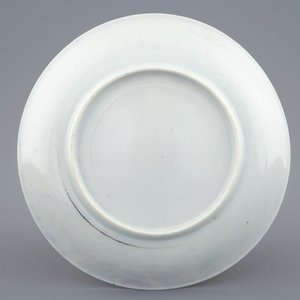 Un pot à lait et une soucoupe en porcelaine de Chine famille rose, Yongzheng, 1723-1735 — photo 8