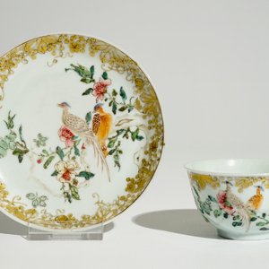 Un pot à lait et une tasse et soucoupe en porcelaine de Chine famille rose, Yongzheng/Qianlong — photo 2
