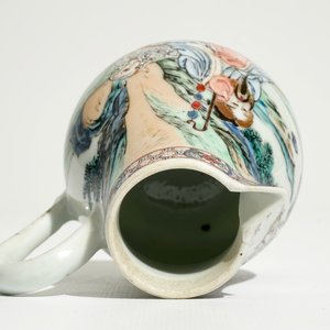 Un pot à lait et une tasse et soucoupe en porcelaine de Chine famille rose, Yongzheng/Qianlong — photo 6