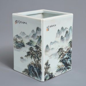 Un pot à pinceaux de forme carré en porcelaine de Chine qianjiang cai, 20ème — photo 1