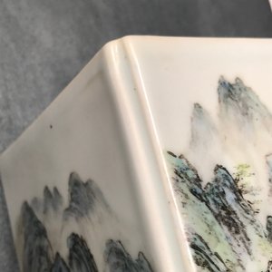 Un pot à pinceaux de forme carré en porcelaine de Chine qianjiang cai, 20ème — photo 23